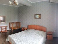 спальня с детской кроваткой