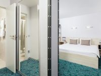 Стандарт улучшенный с двуспальной кроватью и раскладным кр. Green Pa...