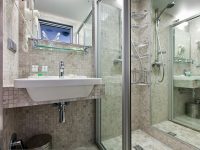 санузел улучшенный с двуспальной и 2 ярусной кроватями