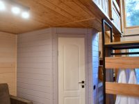 вход в санузел в 2 этажном доме шале