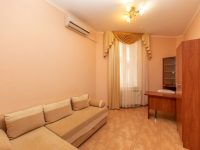 диван в номере полулюкс