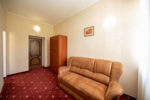 диван в полулюксе без балкона