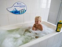 Ребенок в ванне с лечебной водой в Судаке, Крым
