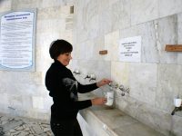 На лечении в санатории: наполнение водой емкости в бювете в Судаке, Крым